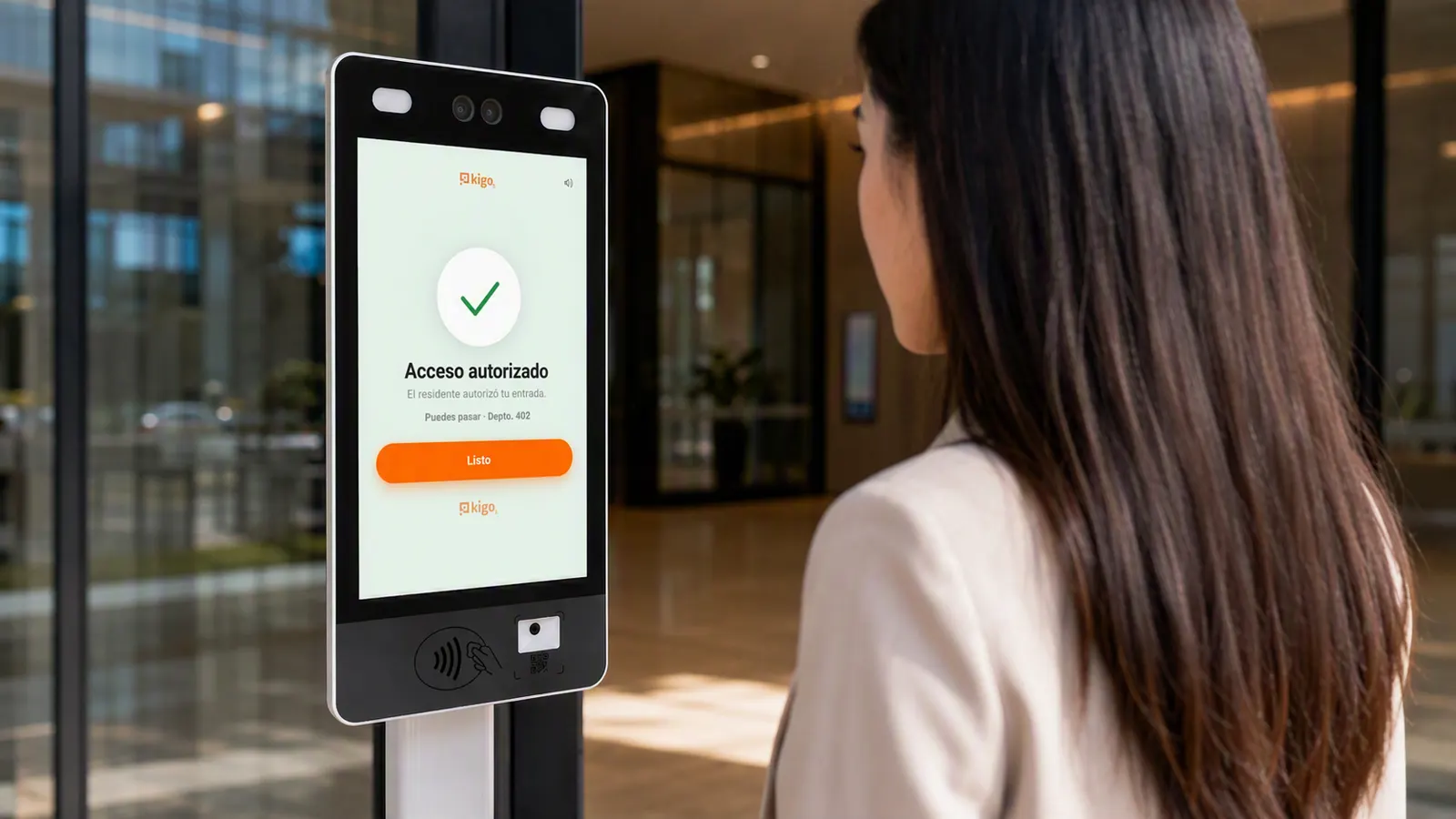 Terminal Kigo instalado en la puerta mostrando la pantalla verde de «Acceso autorizado»
